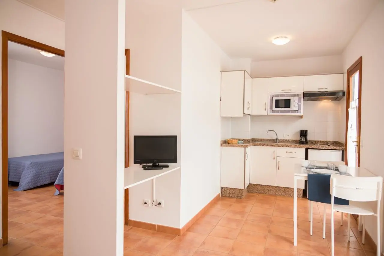 Los Rosales Apartamentos — LOS ROSALES APARTAMENTOS