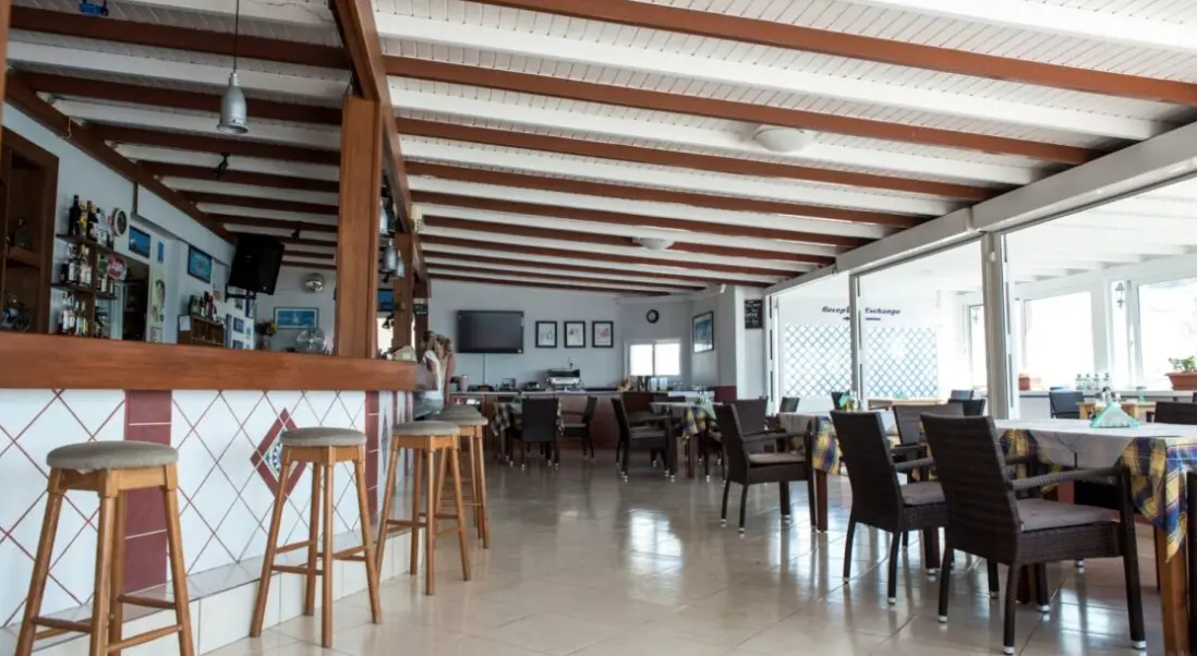 Restauracja i jedzenie w hotelu Mammis Beach Hotel