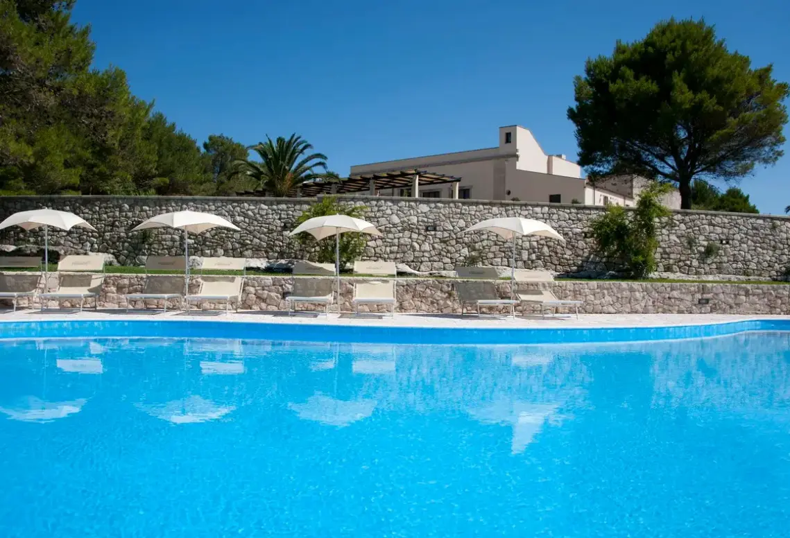 Basen w hotelu Masseria Panareo