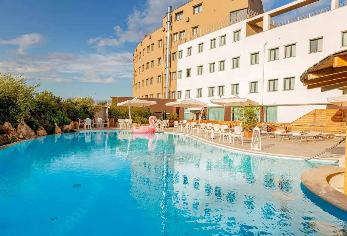 Basen w hotelu Mercure Olbia
