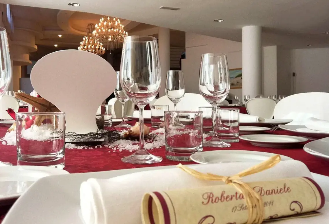 Restauracja i jedzenie w hotelu Mercure Olbia