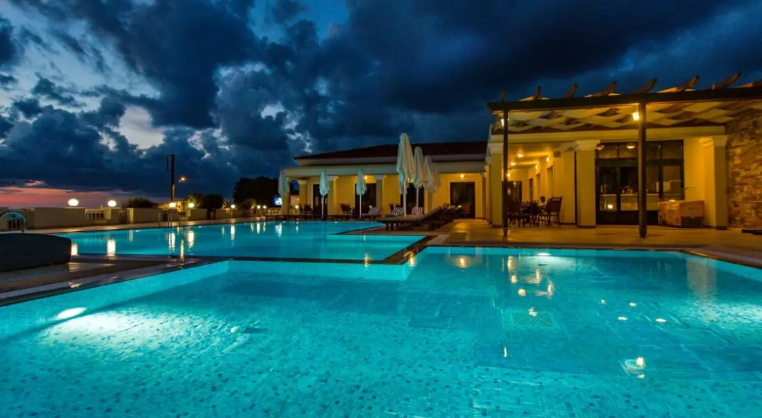 Basen w hotelu Messina Resort