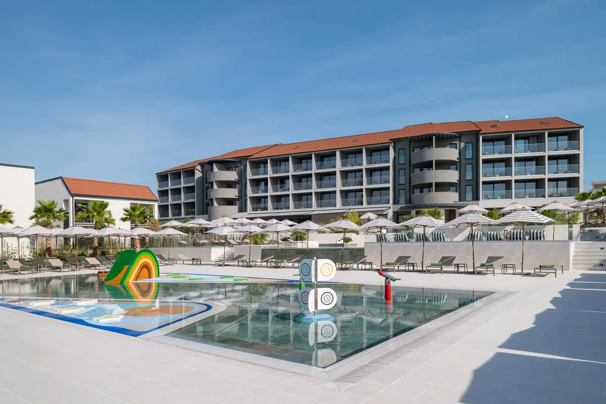 Molum Hotel & Residences — MOLUM HOTEL & RESIDENCES