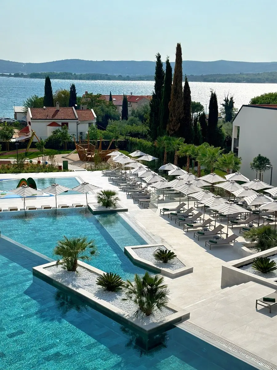 Molum Hotel & Residences — MOLUM HOTEL & RESIDENCES