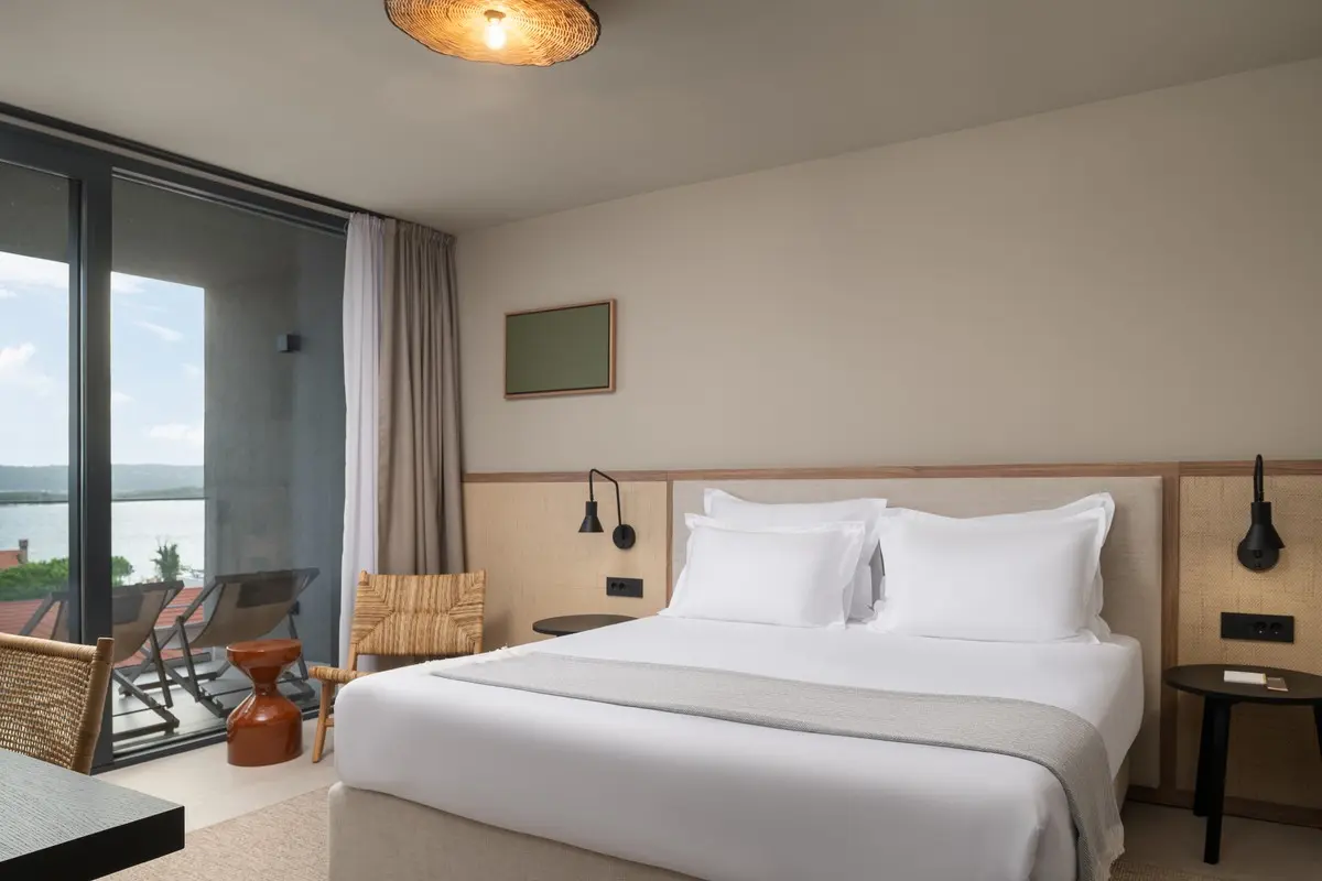 Molum Hotel & Residences — MOLUM HOTEL & RESIDENCES