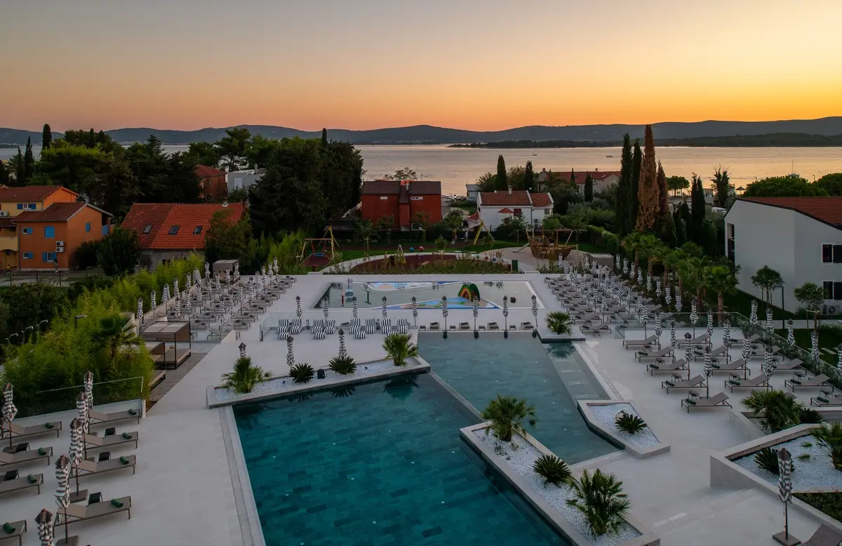 Molum Hotel & Residences — MOLUM HOTEL & RESIDENCES