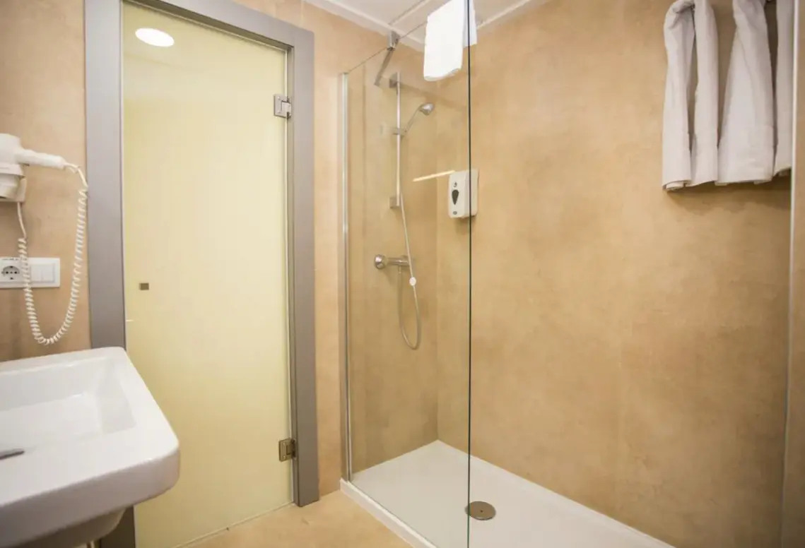 Łazienka w pokoju hotelu Oasis Plaza
