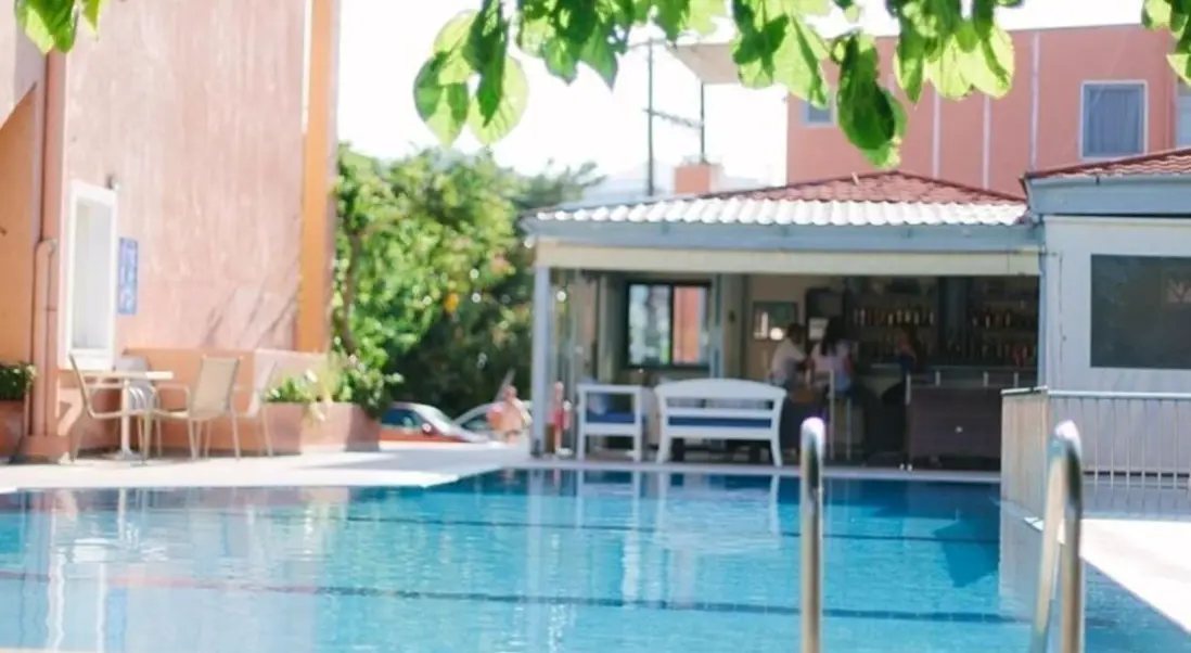 Basen w hotelu Ormos Atalia