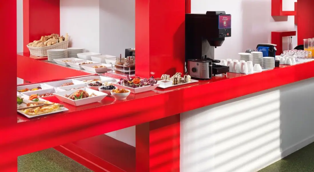 Restauracja i jedzenie w hotelu Patras Smart