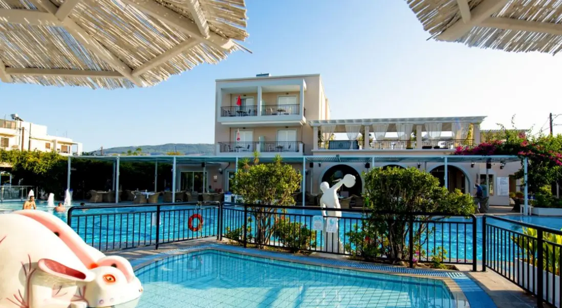 Basen w hotelu Peridis Family Resort