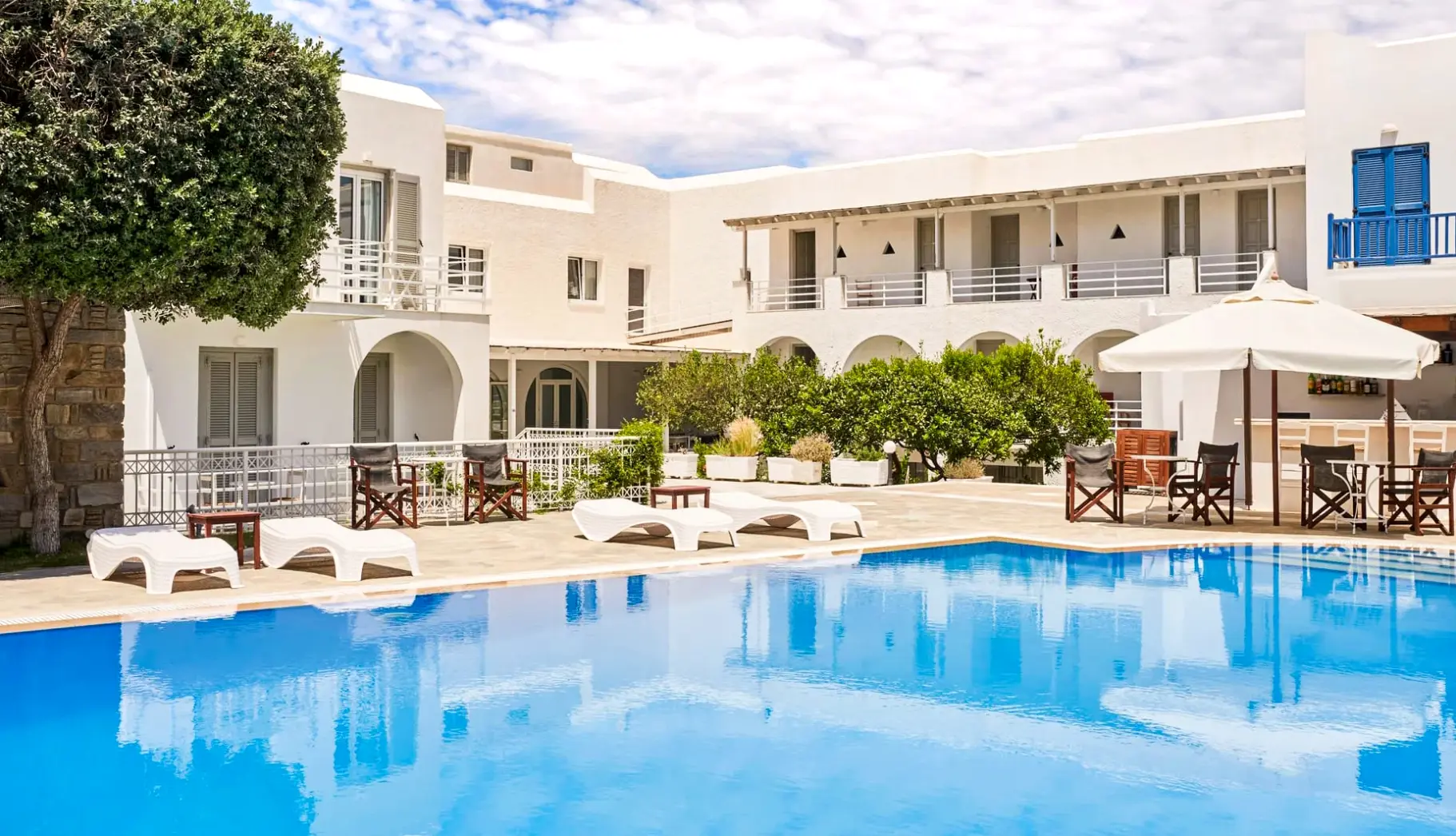 Basen w hotelu Polos Hotel Paros