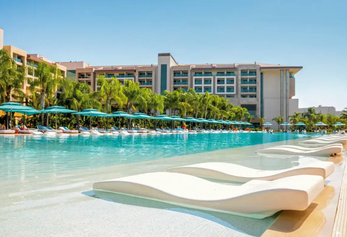 Basen w hotelu Regnum Carya Golf Spa