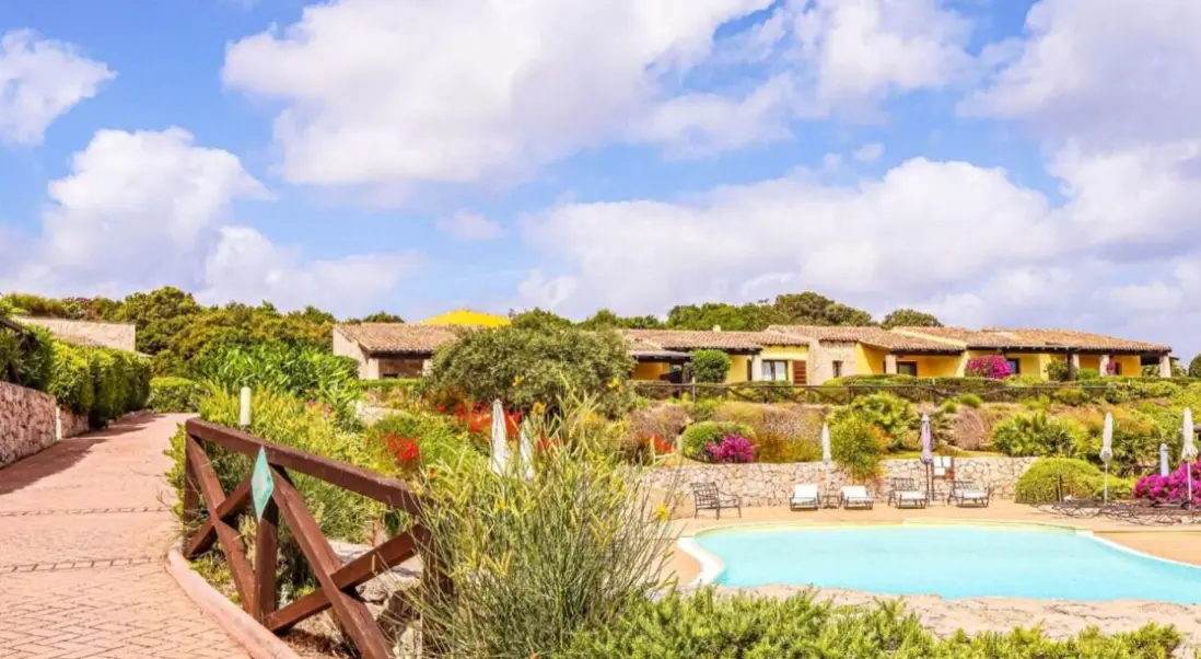 Basen w hotelu Resort Punta Falcone