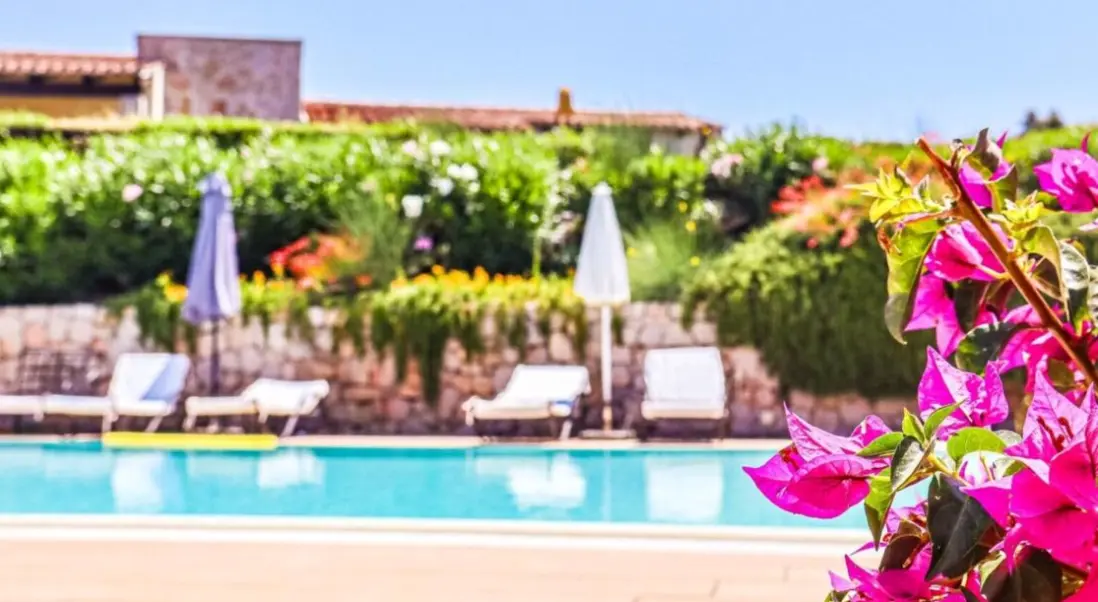 Basen w hotelu Resort Punta Falcone