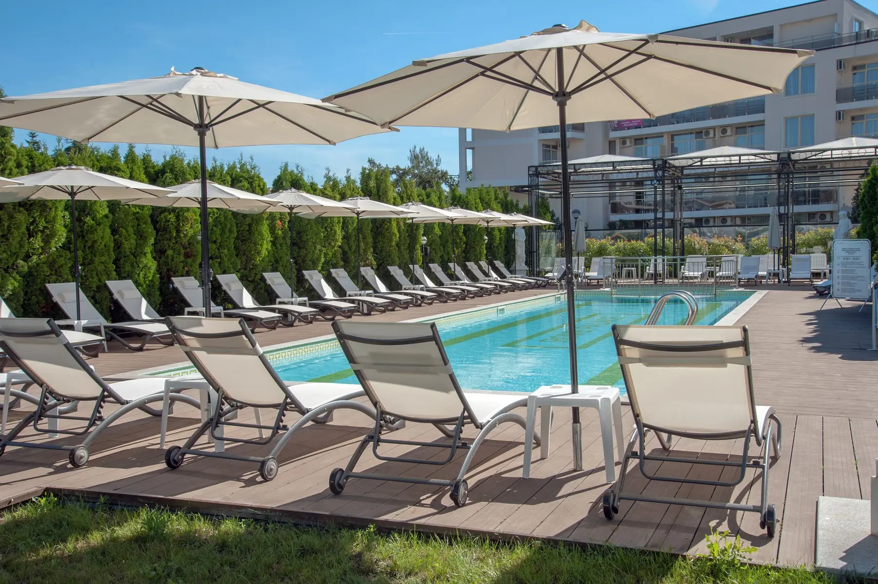 Basen w hotelu Rome Palace Deluxe