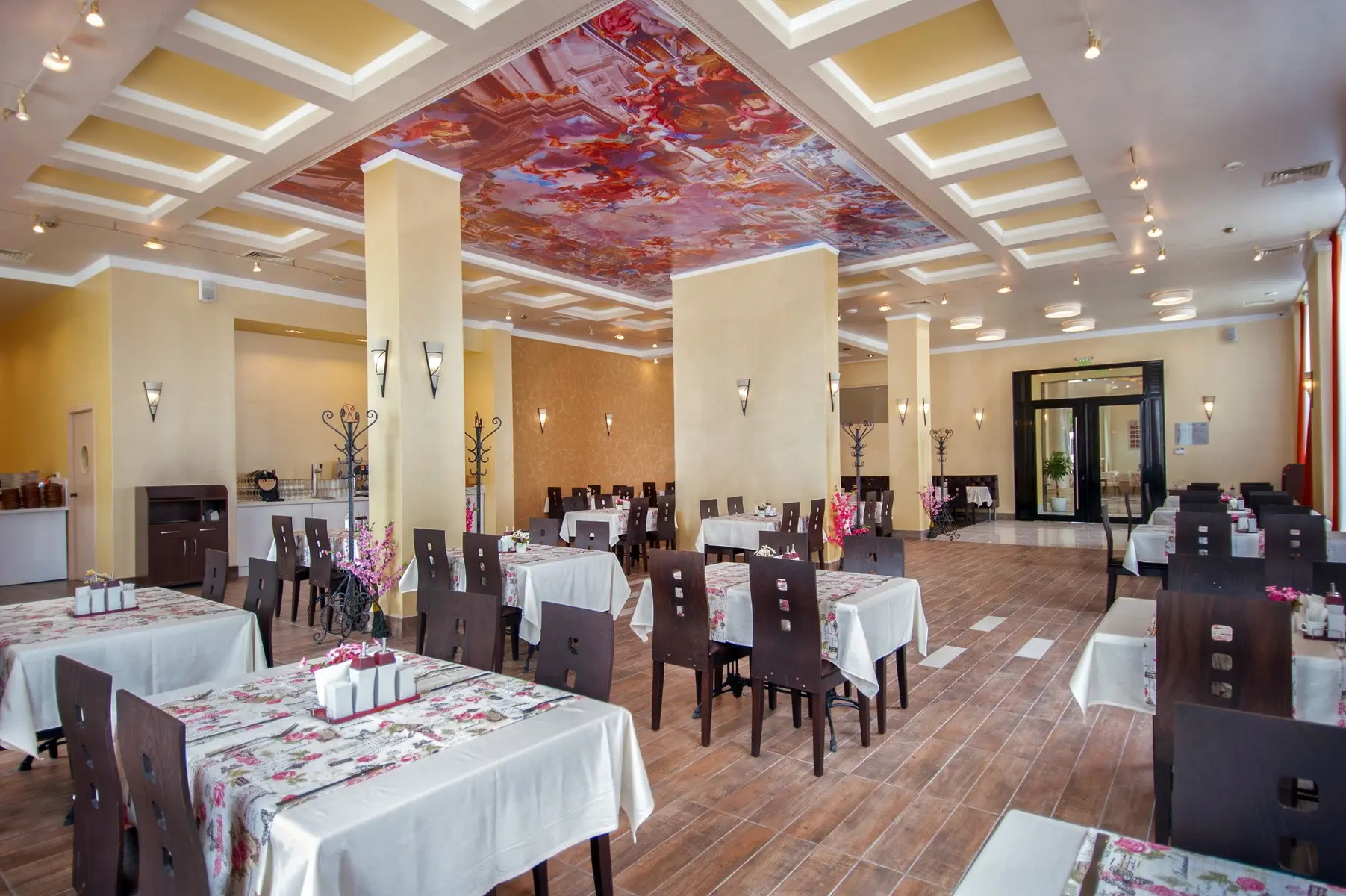 Restauracja i jedzenie w hotelu Rome Palace Deluxe