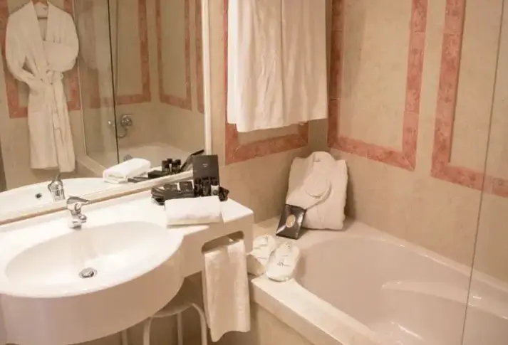 Łazienka w pokoju hotelu Royal Tulip Taj Sultan