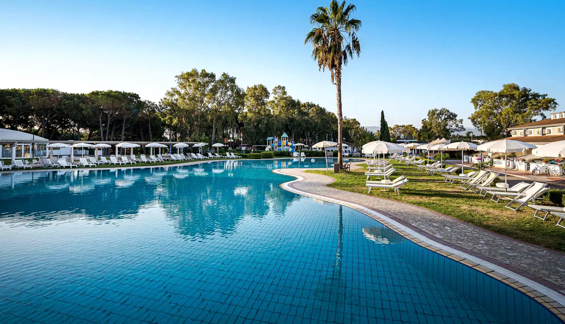 Basen w hotelu Salice Resort