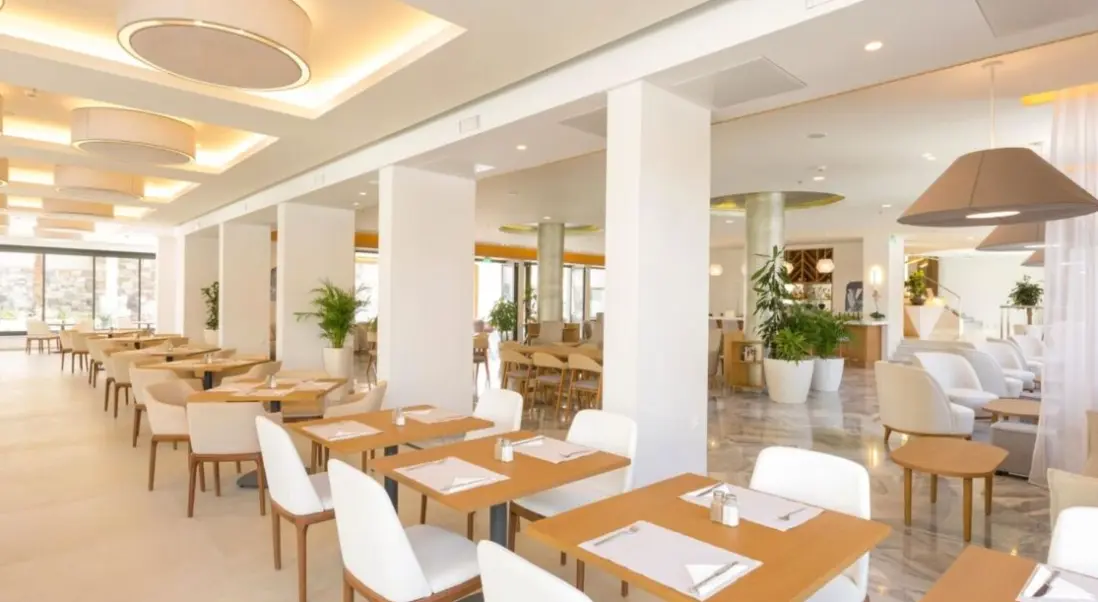 Restauracja i jedzenie w hotelu Samian Mare Hotel Suites & Spa