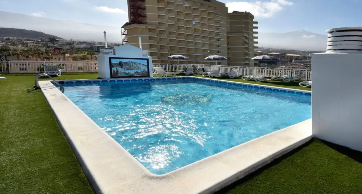 Basen w hotelu Skyview