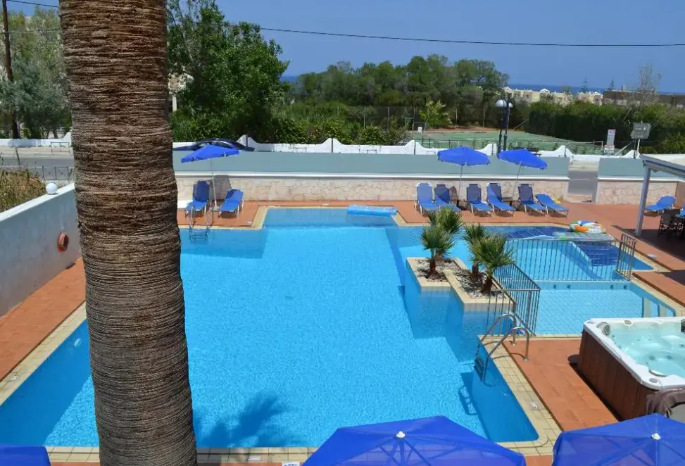 Basen w hotelu Sunny Suites