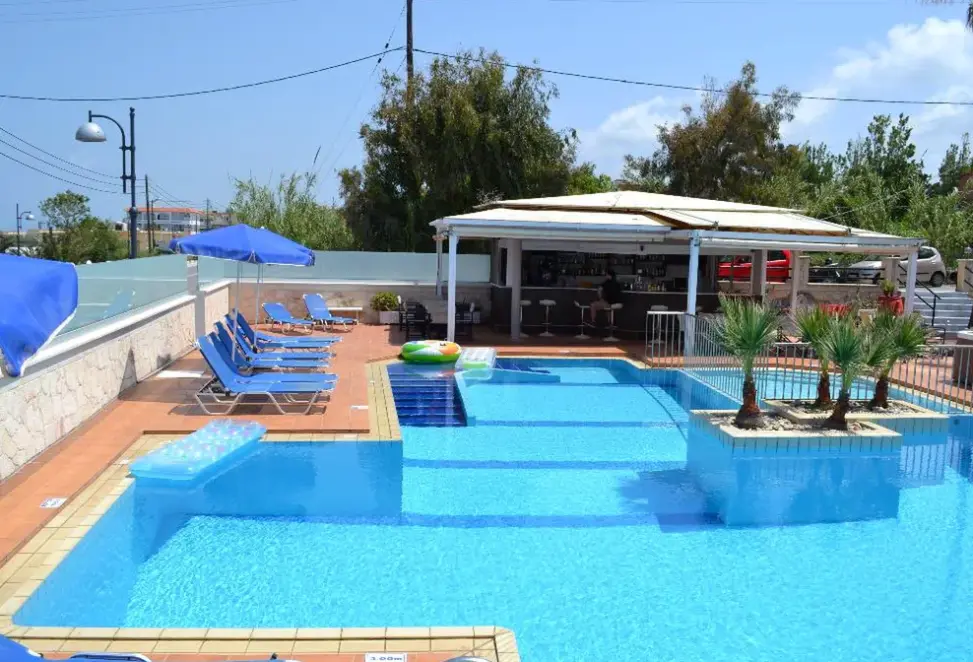Basen w hotelu Sunny Suites