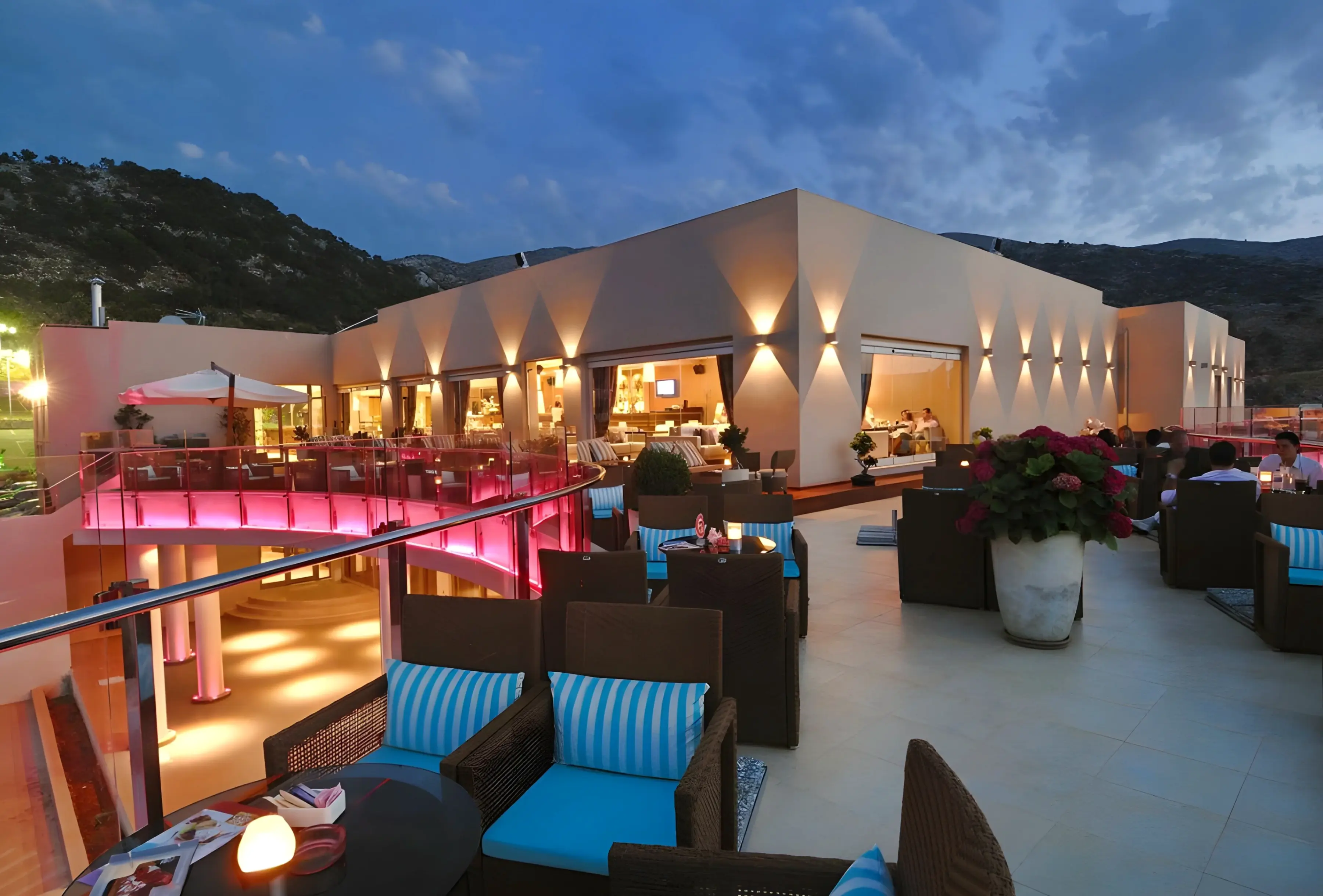 Restauracja i jedzenie w hotelu The Noverian Scenic Crete Hilltop Villa Resort & Spa