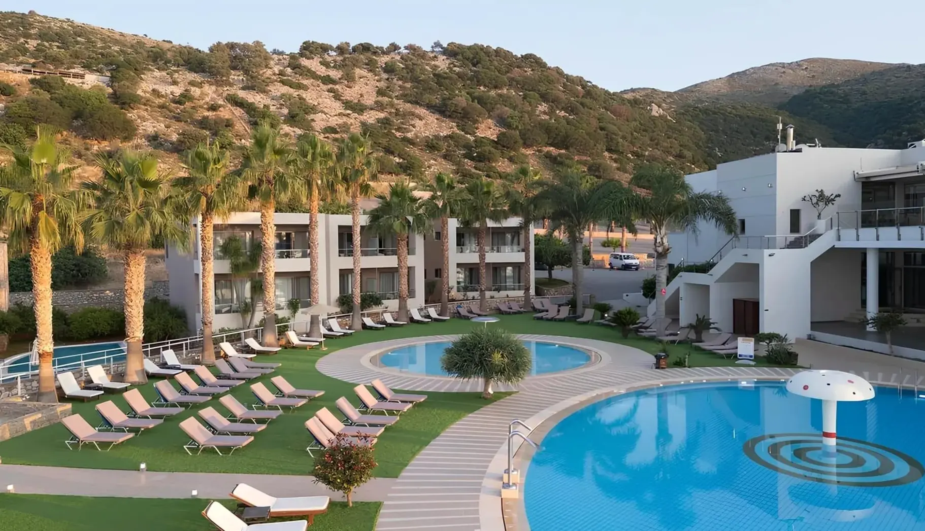 Basen w hotelu The Noverian Scenic Crete Hilltop Villa Resort & Spa