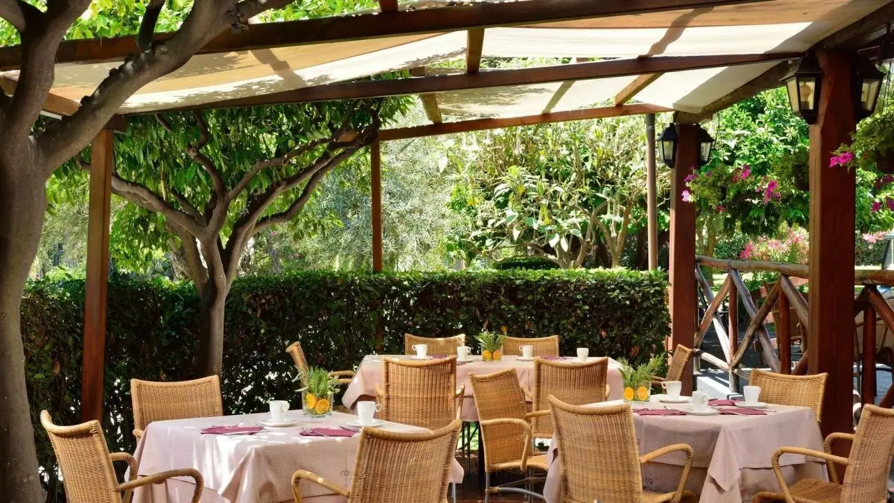 Restauracja i jedzenie w hotelu Unahotels Naxos Beach