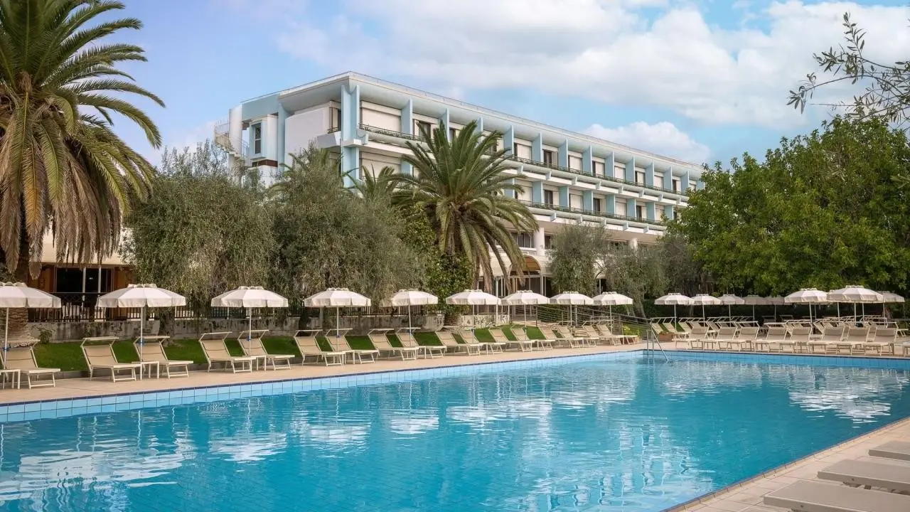 Basen w hotelu Unahotels Naxos Beach