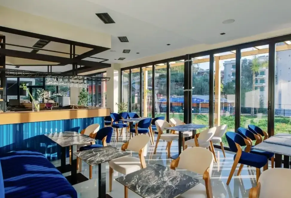 Restauracja i jedzenie w hotelu Valza Boutique