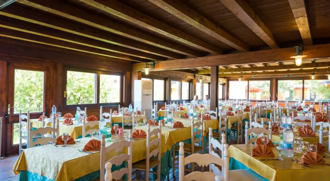 Restauracja i jedzenie w hotelu Villaggio Baia Dei Pini