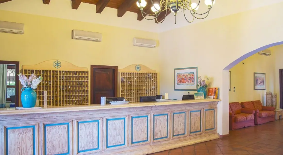 Lobby hotelu Villaggio Baia Dei Pini