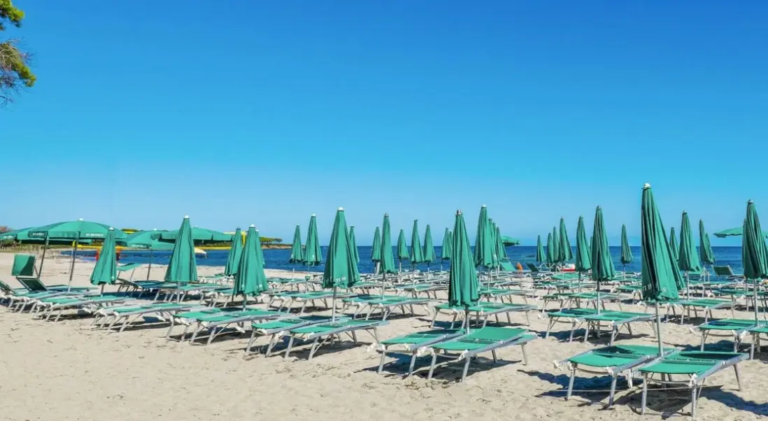 Plaża przy hotelu Villaggio Li Cucutti