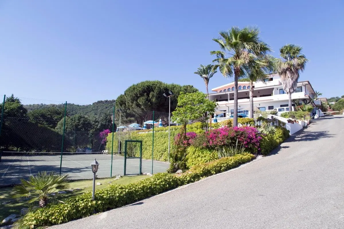 Villaggio Pineta Petto Bianco — VILLAGGIO PINETA PETTO BIANCO