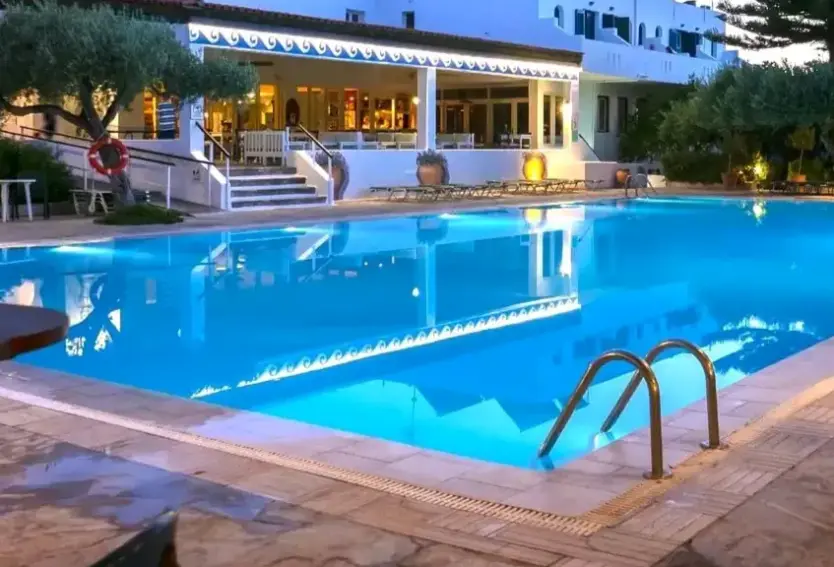 Basen w hotelu Villea Village