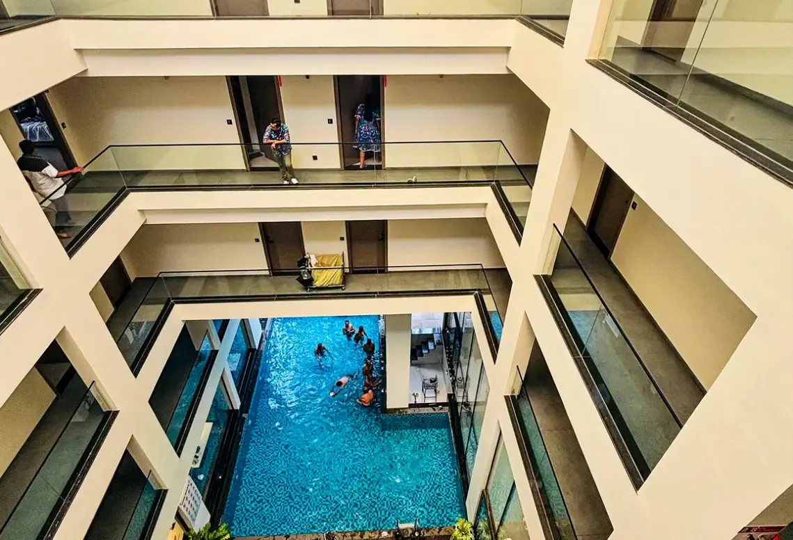Basen w hotelu Vilmaris Luxury Hotel