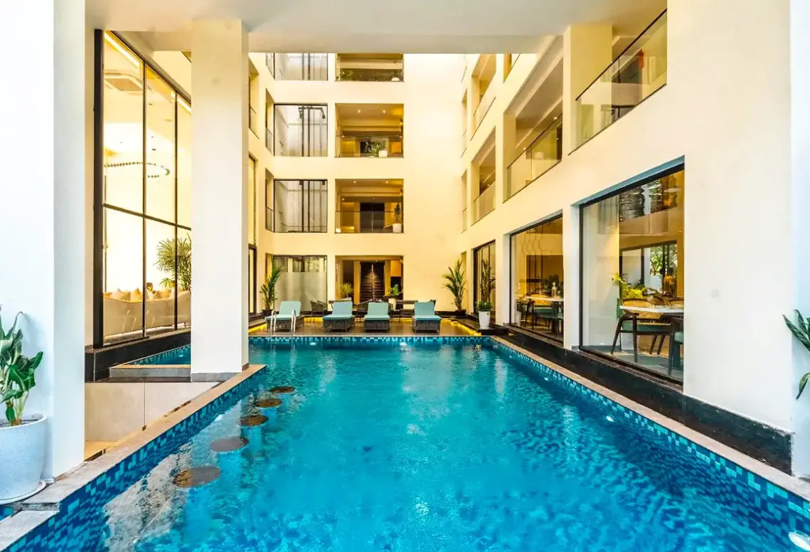 Basen w hotelu Vilmaris Luxury Hotel