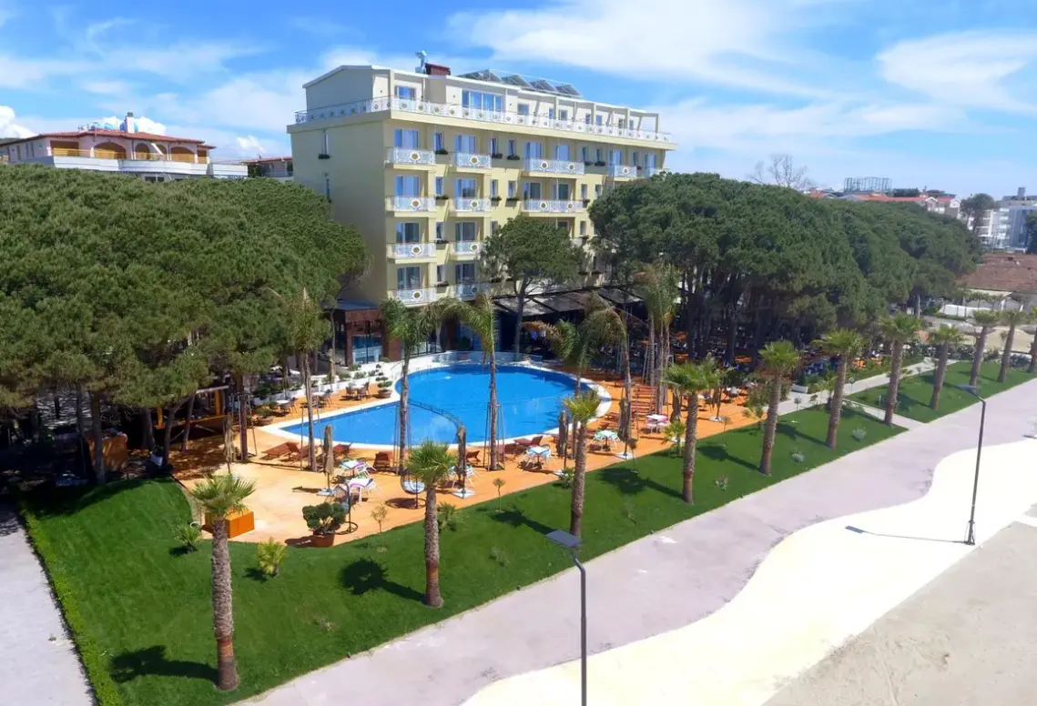 Basen w hotelu VM Resort & Spa