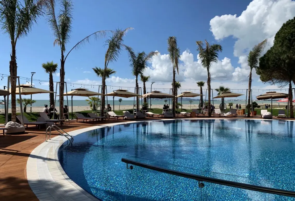 Basen w hotelu VM Resort & Spa