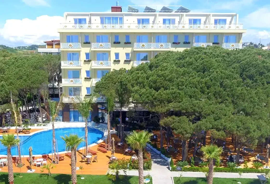 Basen w hotelu VM Resort & Spa
