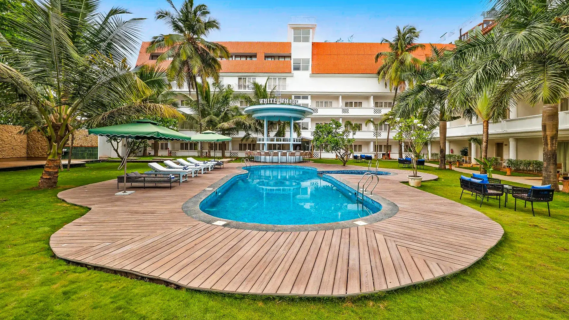 Hotel White Wharf Beach Resort