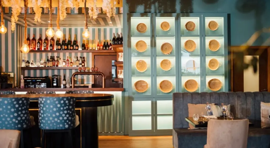 Restauracja i jedzenie w hotelu Wine & Books by the Sea Algarve Resort