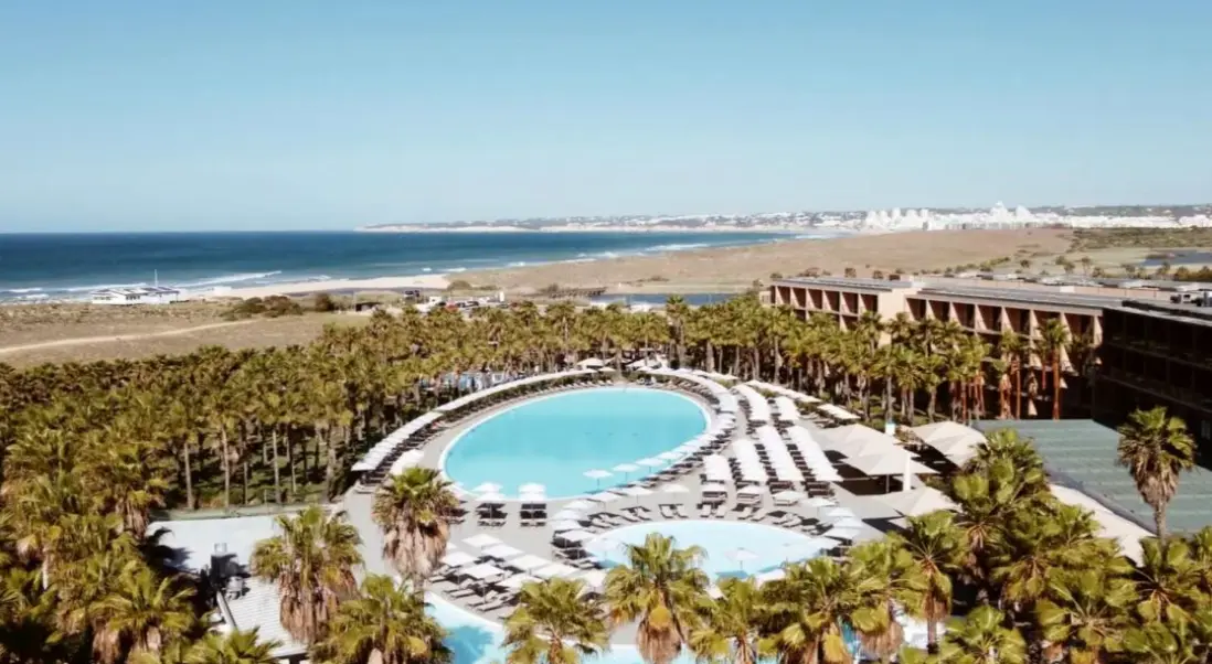 Basen w hotelu Wine & Books by the Sea Algarve Resort