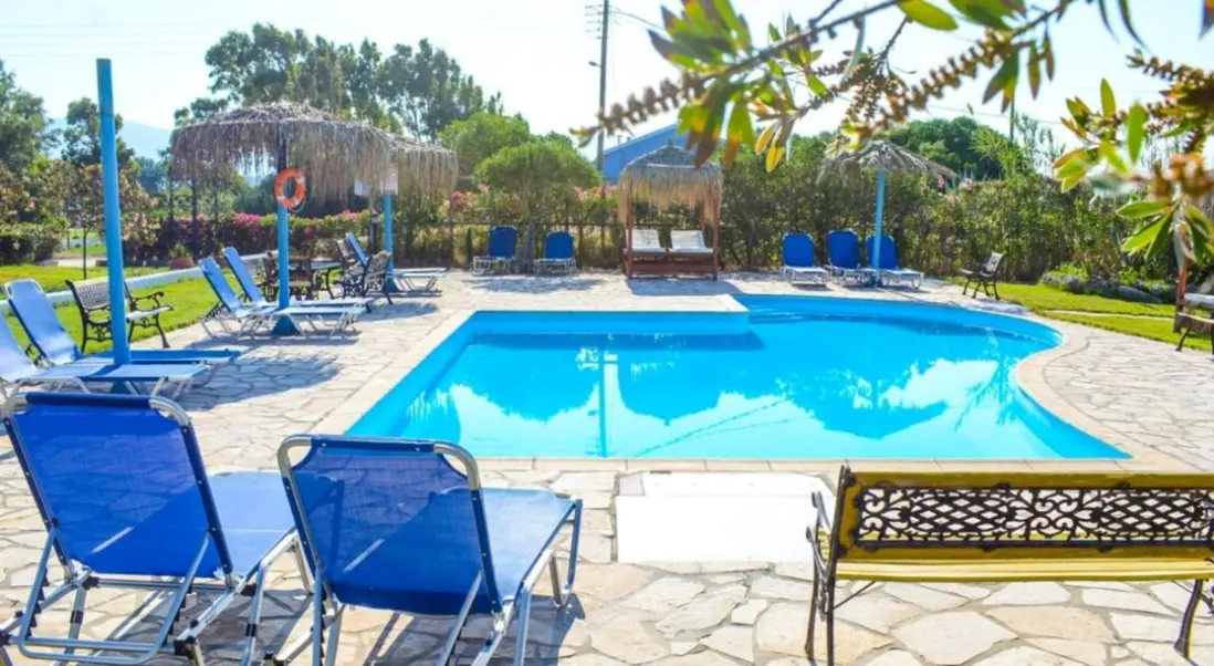 Basen w hotelu Xi Village Rooms & Apartments