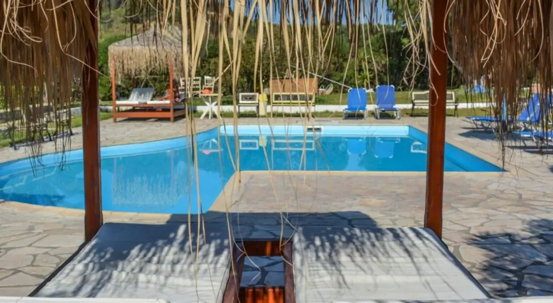 Basen w hotelu Xi Village Rooms & Apartments