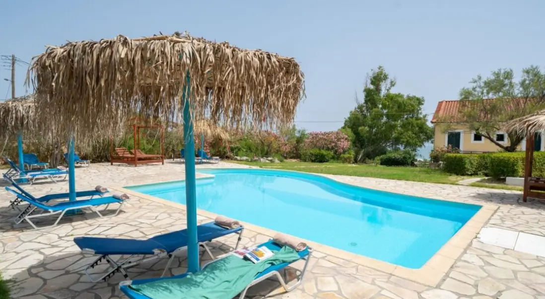 Basen w hotelu Xi Village Rooms & Apartments