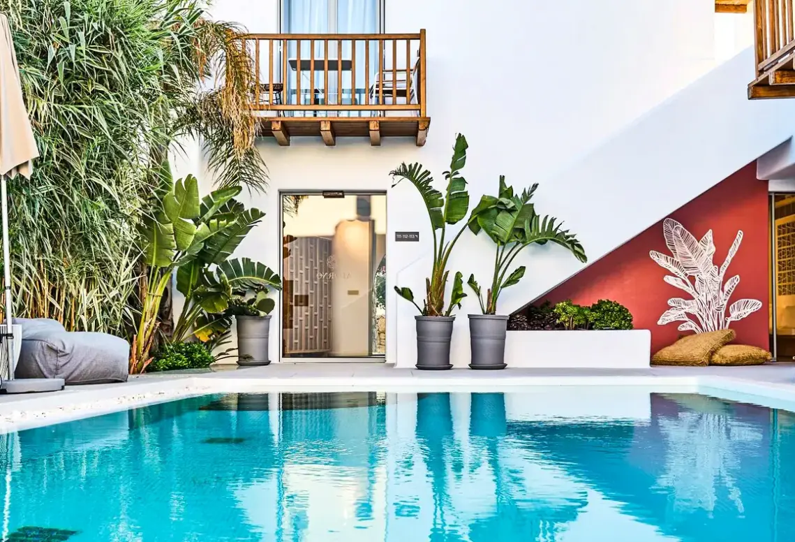 Basen w hotelu Adorno Beach Hotel & Suites