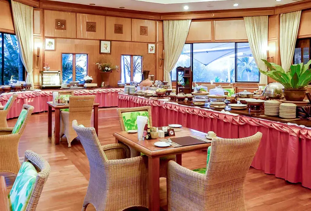 Restauracja i jedzenie w hotelu Aiyapura Resort & Spa