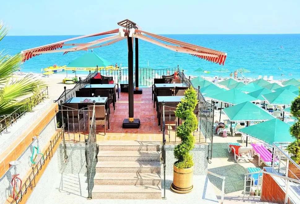 Plaża przy hotelu Aleria Belport Beach